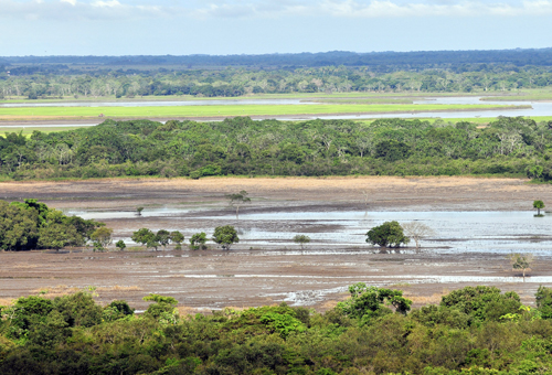 Paisaje agrícola con señales visibles de reducción del agua durante una temporada seca